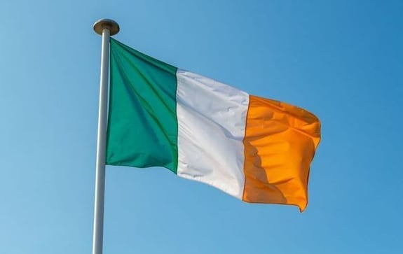 cropped_GettyImages-1170661789_flag_ireland_irish_flag___getty-2